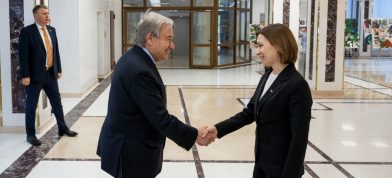 Guterres heilsar Maia Sandu forseta Moldavíu.