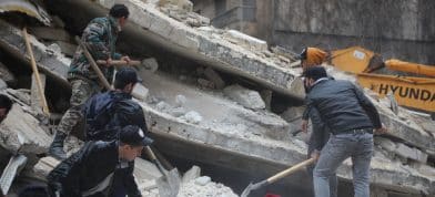Eftirlifenda leitað í rústum í Aleppo í Sýrlandi.