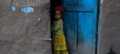 Stúlka fyrir utan heimili sittí Tigray-héraði