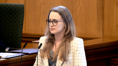 Aki-Matilda Høegh-Dam var aðeins 22 er hún var kosing á þing, en hún er nú 26. Mynd: Siumut Folketingimi
