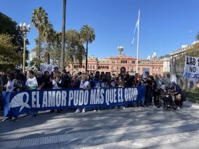 Á hverjum fimmtudagi klukkan hálf fjögur er safnast saman á Maí-torgi í Buenos Aires. Mynd: Árni Snævarr