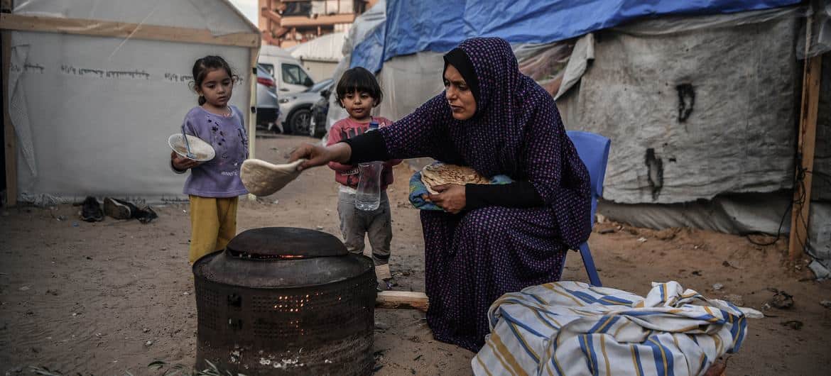 Safnmynd af móður að elda mat handa börnum sínum í flóttamannabúðum í Khan Younis á Gasasvæðinu. Mynd: © UNICEF/Abed Zagout