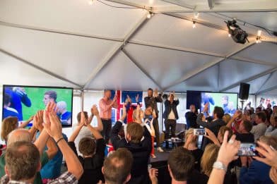 Íslenska landslið karla náði sínum besta árangri á Evrópumótinu 2016 og Heimsmeistarakeppninni 2018. Hér fagna Norðurlandabúar íslenska liðinu.
