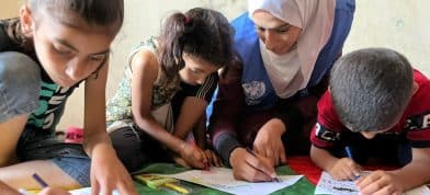 Starfsfólk UNRWA styður palestínsk börn í viðleitni til að yfirvinna ógnir stríðsins.