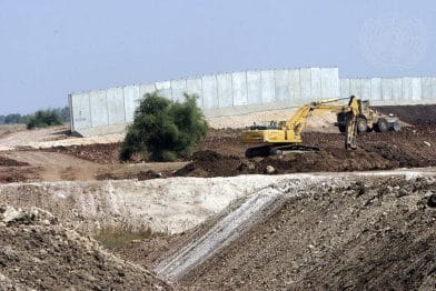 Múrar loka víða íbúðasvæði Palestínumanna af á herteknu svæðunum.