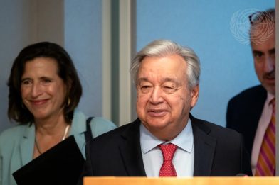 Guterres á blaðamannafundinum. Vinstra meginn við hann er Melissa Fleming framkvæmdastjóri samskipta hjá SÞ og talsmaður Guterres Stéphane Dujarri