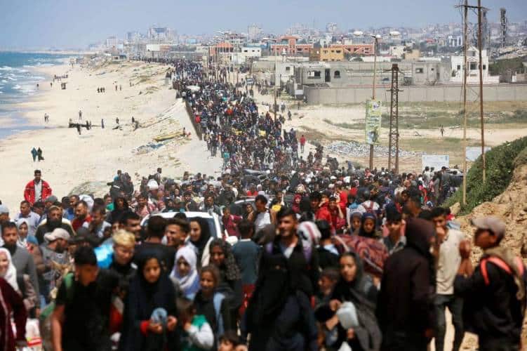 Palestínskir flóttamenn hafa verið reknir fram og aftur um Gasasvæðið í átökunum undanfarið ár.