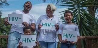 Mandisa Dukashe og fjölskylda hennar búa austan við Höfðaborg í Suður-Afríku. Mandisa er menntaður hjúkrunarfræðingur og vinnur við HIV varnir. Hún er sjálf HIV-jákvæði en eiginmaður hennar og tvær dætur eru það ekki. Mynd: UNAIDS/MUJAHID SAFODIEN