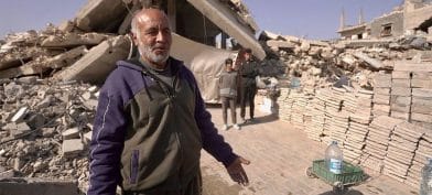 Abu Bilal sýnir heimli sitt undir tveimur hrundum húsveggjum. Mynd: Jonathan Dumont/WFP