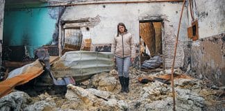 Kona í húsarústum í bænum Pokrovsk í Donetsk-héraði í Úkraínu. Mynd: OCHA