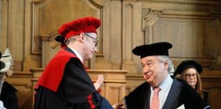 Guterres tók við heiðursdoktorsnafnbót fyrir hönd Sameinuðu þjóðanna frá háskólum í Leuven