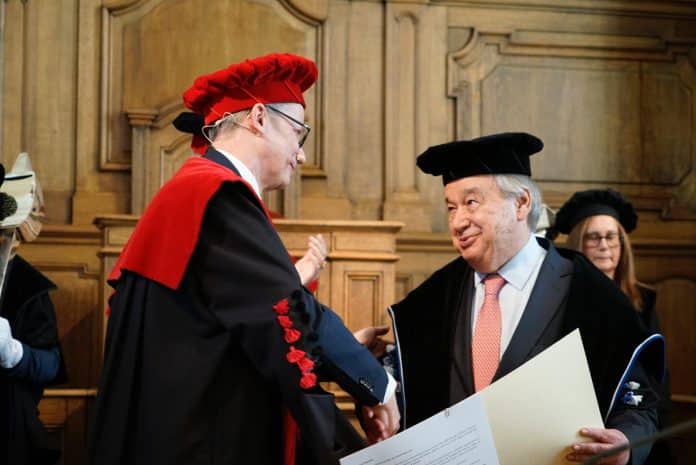 Guterres tók við heiðursdoktorsnafnbót fyrir hönd Sameinuðu þjóðanna frá háskólum í Leuven