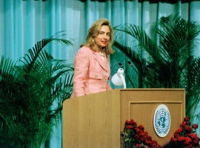 Hillary Clinton í ræðustól.