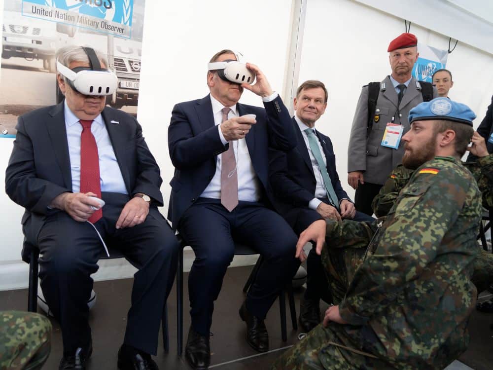 Guterres og fleiri þátttakendur í ráðherrafundi í Berlín kynna sér nýjungar.