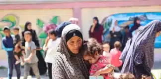 Palestínsk móðir við sjúkraskýli UNICEF.