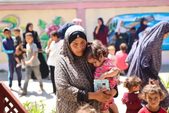 Palestínsk móðir við sjúkraskýli UNICEF.