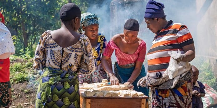 Konur matreiða í Buhumba heilsugæslustöðinni í Norður-Kivu í Lýðveldinu Kongó.Mynd: OCHA/Francis Mweze