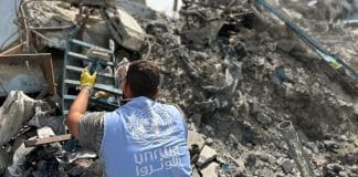 Starfsmaður UNRWA í rústum á Gasa. Mynd: UNRWA