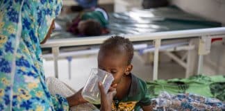 Farxiya og sonur hennar Abdirahman eins árs. Þau eru frá Daynile í Mogadishu. Hann glímir við niðurgangspest sem berst með óhreinu vatni
