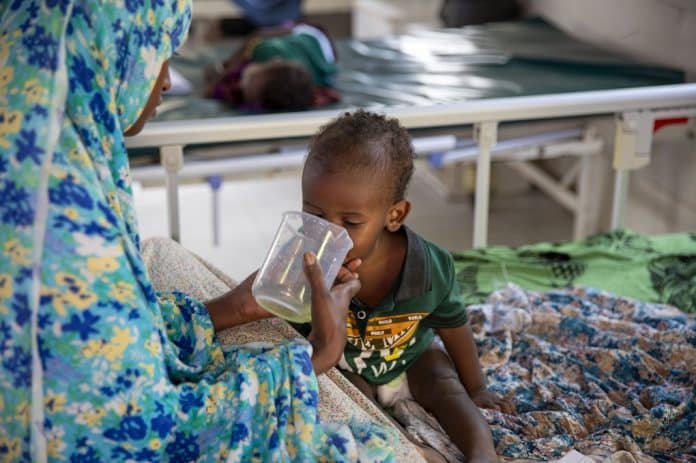 Farxiya og sonur hennar Abdirahman eins árs. Þau eru frá Daynile í Mogadishu. Hann glímir við niðurgangspest sem berst með óhreinu vatni