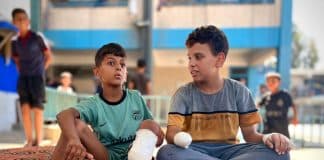 Múhameð og Abdel misstu báðir útlimi þegar sprengjum var varpað á UNRWA-skóla þar sem þeir höfðu leitað hælis í Nuseirat 2024. © 2024 UNRWA Photo