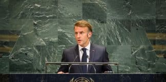 Emmanuel Macron í ræðustól.