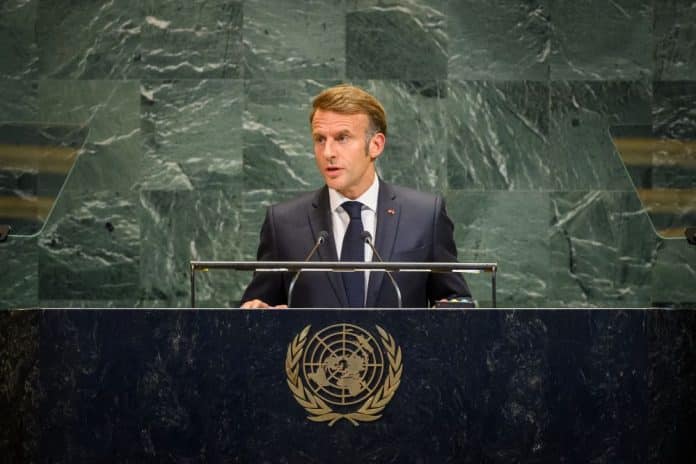 Emmanuel Macron í ræðustól.