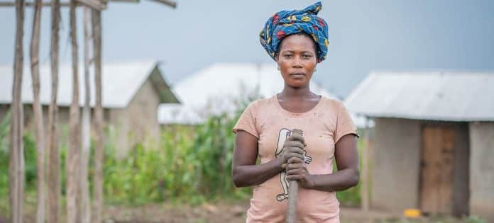 Kona á flótta í austurhluta Kongó vinnur við landbúnað. Mynd: © WFP/Benjamin Anguandia