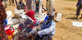 Fólki á flótta veitt aðstoð. Mynd: UNOCHA/Mohamed Elgoni