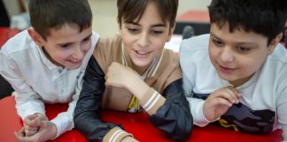 UNICEF hvetur ríkisstjórnir, eftirlitsaðila og tæknifyrirtæki til að taka höndum saman til að vernda réttindi barna. Mynd: UNICEF/UN0582709/Willocq