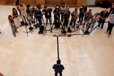 Spænskur ráðherra ræðir við blaðamenn í Sevilla á fundi Sameinuðu þjóðanna um fjármögnun þróunar.