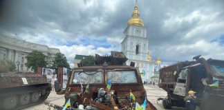 Eyðilögð rússnesk hergögn til sýnis í Kyiv.