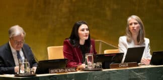 Maritza Chan Valverde formaður kvennanefndarinnar með António Guterres aðalframkvæmdastjóra og Cherith Norman Chalet aðstoðar- framkvæmdastjóra. Mynd: UN Photo/Evan Schneider