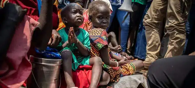 Börn á flótta vegna nýlegra ofbeldisverka í Jonglei-fylki í Suður-Súdan sitja fyrir utan kirkju sem er heimili þúsunda manna á flótta. Mynd: UNOCHA/Adedeji Ademigbuji