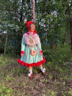 Ánne-Hedvig Salmi Nordsletta í sumargákti eða geasse gákti á norðursamísku. Ljósmynd: Britt Inga Salmi Nordsletta
