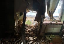Un appartamento danneggiato dai bombardamenti a Irpin, nella regione di Kiev. Dopo che le forze armate russe hanno lasciato la città, OHCHR ha trovato 297 edifici civili danneggiati o distrutti.