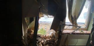 Un appartamento danneggiato dai bombardamenti a Irpin, nella regione di Kiev. Dopo che le forze armate russe hanno lasciato la città, OHCHR ha trovato 297 edifici civili danneggiati o distrutti.