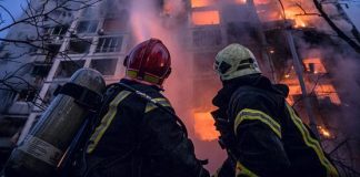 Zona residenziale di Kiev, via Chornobylska. Un edificio di 16 piani è stato incendiato a causa dei bombardamenti. Il risultato è che due persone sono morte e 50 sono state salvate dal Servizio di emergenza dello Stato ucraino.