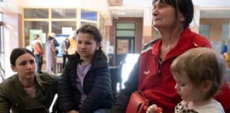 Rifugiati ucraini arrivano alla stazione ferroviaria di Rzeszow, in Polonia, dopo essere fuggiti dall'Ucraina.