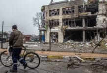 Una città ucraina bombardata
