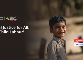 Poster della Giornata mondiale contro il lavoro minorile con un bambino che sorride e scritta "Social Justice for All. End Child Labour"!