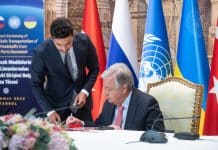 Istanbul UN Photo/Levent Kulu Il Segretario generale António Guterres firma l'accordo in occasione della cerimonia di sottoscrizione degli accordi per il trasporto sicuro di grano e prodotti alimentari dai porti ucraini" presso il Palazzo Dolmabahce di Istanbul, in Turchia.