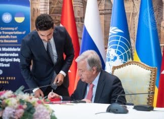 Istanbul UN Photo/Levent Kulu Il Segretario generale António Guterres firma l'accordo in occasione della cerimonia di sottoscrizione degli accordi per il trasporto sicuro di grano e prodotti alimentari dai porti ucraini" presso il Palazzo Dolmabahce di Istanbul, in Turchia.