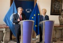 UN Photo/Miranda Alexander-Webber Il Segretario generale António Guterres (a sinistra) tiene una conferenza stampa con Ursula von der Leyen, Presidente della Commissione europea, durante il Dialogo ad alto livello ONU-UE a La Hulpe, in Belgio.
