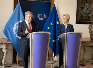 UN Photo/Miranda Alexander-Webber Il Segretario generale António Guterres (a sinistra) tiene una conferenza stampa con Ursula von der Leyen, Presidente della Commissione europea, durante il Dialogo ad alto livello ONU-UE a La Hulpe, in Belgio.