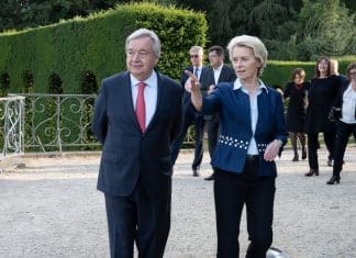 Il Segretario generale António Guterres (a sinistra) parla con Ursula von der Leyen, Presidente della Commissione europea, durante il Dialogo ad alto livello ONU-UE a La Hulpe, in Belgio.