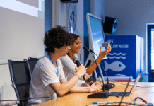 due giovani ragazzi parlano ad una conferenza