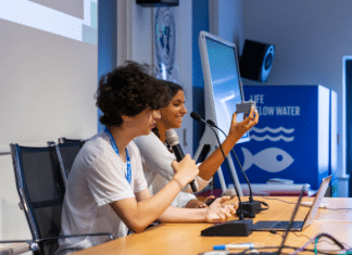 due giovani ragazzi parlano ad una conferenza