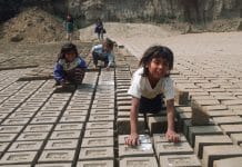 bambini lavorano impilando mattonelle