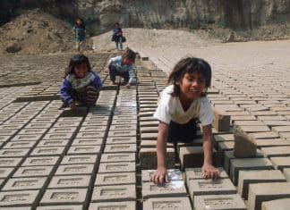 bambini lavorano impilando mattonelle
